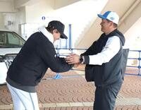 新庄監督（左）に迎えられる山崎武司臨時コーチ（撮影・西岡正）