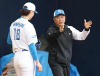 山崎（左）を指導する山本昌臨時コーチ（撮影・西岡正）