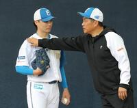 山崎（左）を指導する之山本昌臨時コーチ（撮影・西岡正）