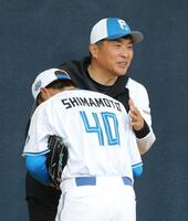 あいさつした島本（４０）を笑顔で迎える山本昌臨時コーチ（撮影・西岡正）