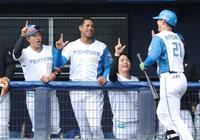 先制ソロを放った清宮幸（右）を迎える日本ハムナイン（撮影・西岡正）