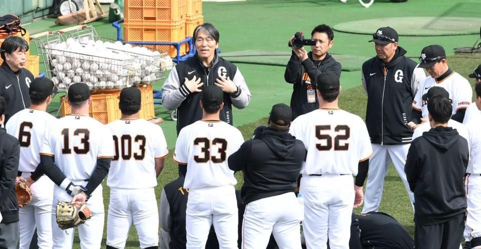 　ナインにあいさつする松井秀喜氏（中央）＝撮影・佐藤厚