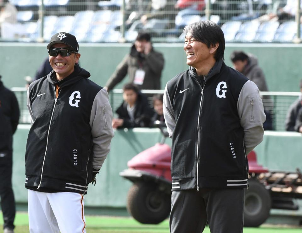 阿部監督（左）と談笑する松井秀喜臨時コーチ（撮影・佐藤厚）