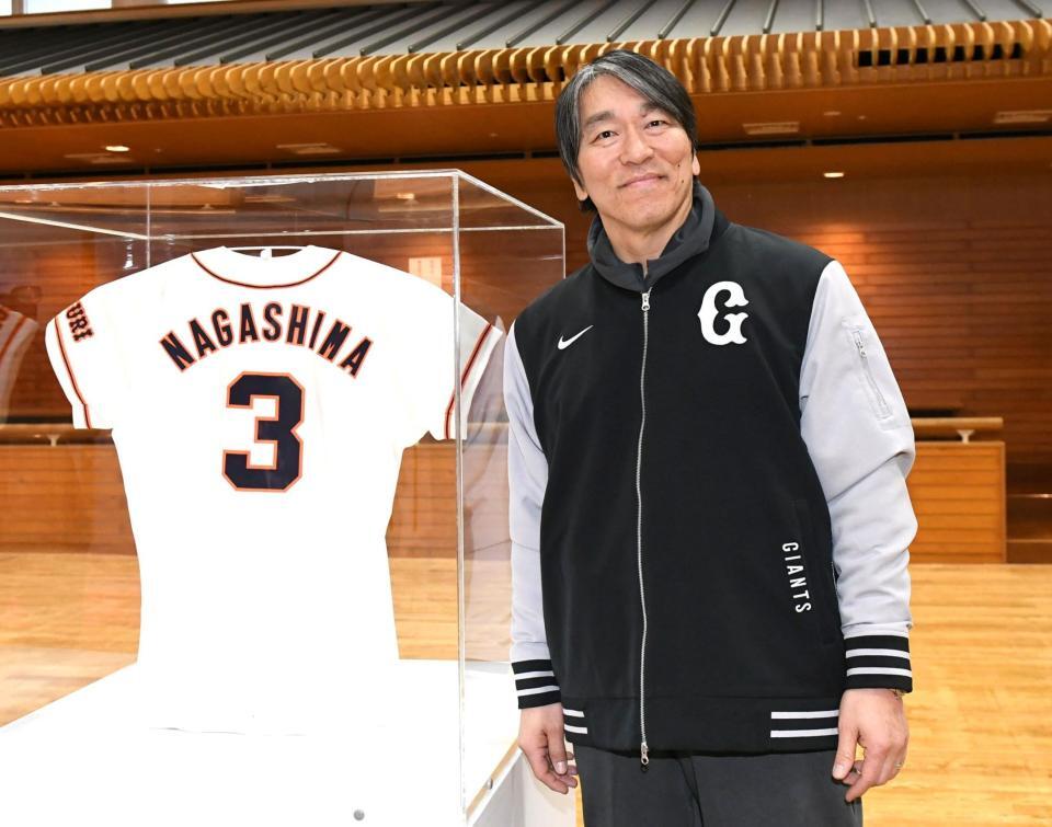 「背番号３」の横に立つ松井秀喜臨時コーチ（撮影・佐藤厚）