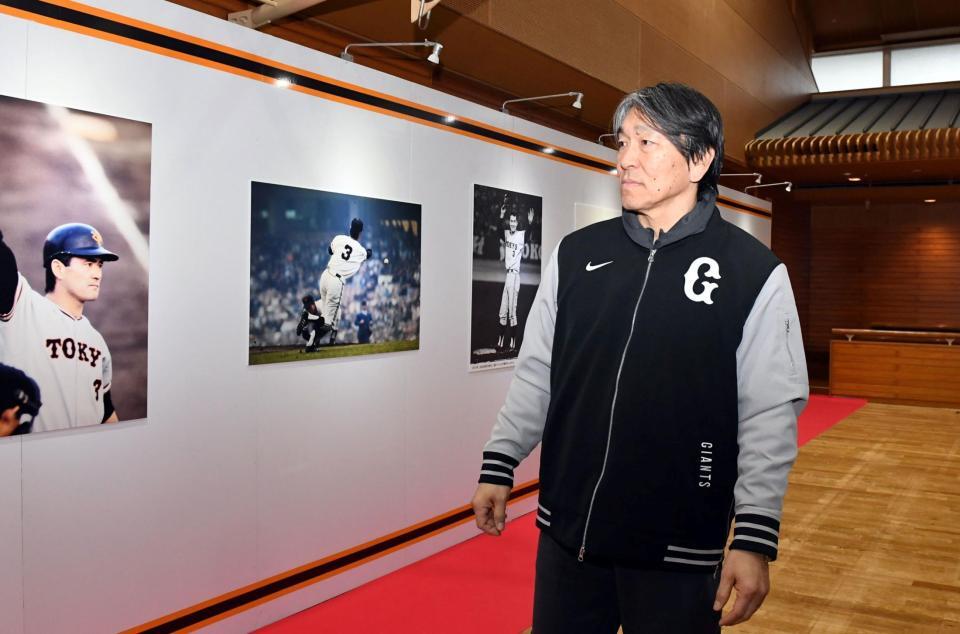 「長嶋茂雄　追悼展示」を見る松井秀喜臨時コーチ（撮影・佐藤厚）