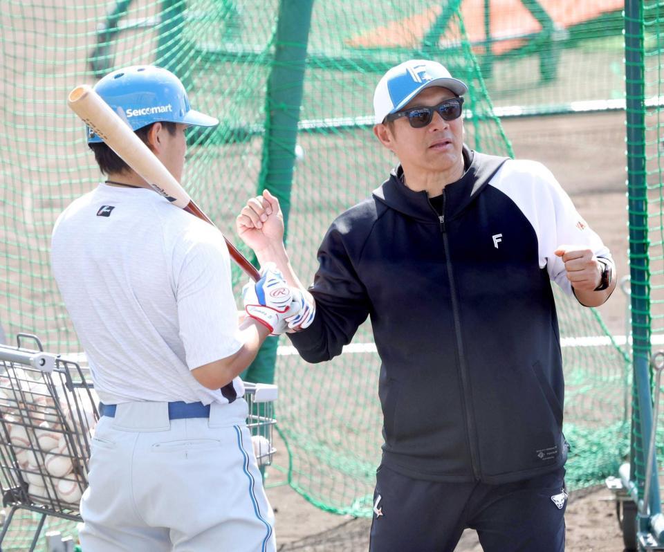 　野村（左）を指導する山崎武司臨時コーチ