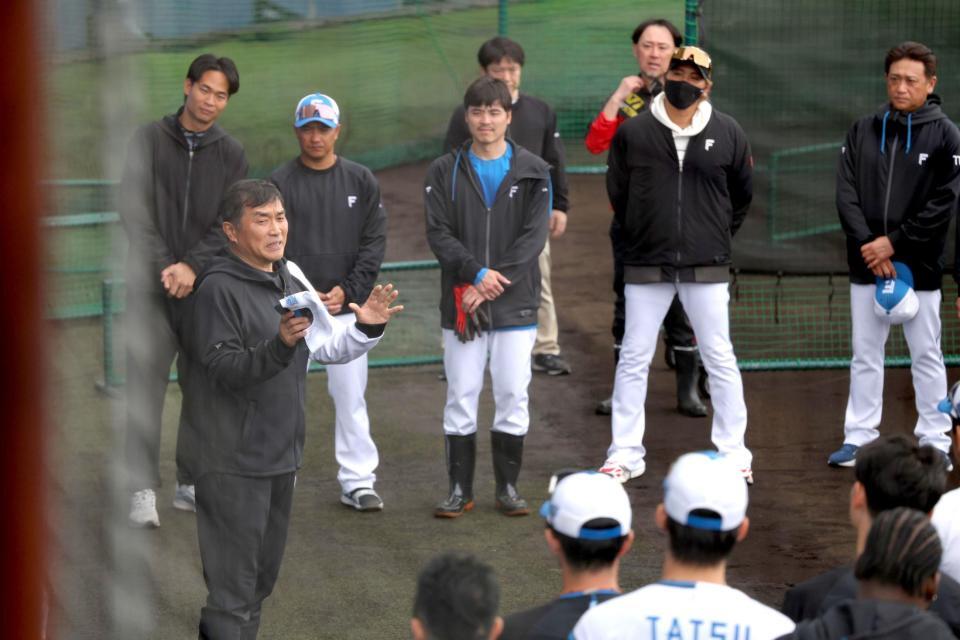 新庄監督（右から２人目）らナインの前であいさつする山本昌臨時コーチ（手前）＝撮影・西岡正