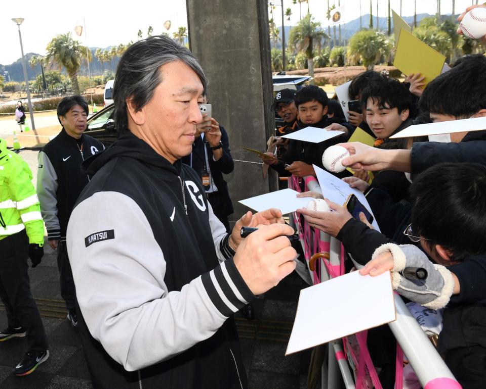 一人一人丁寧にサインする松井秀喜臨時コーチ（撮影・佐藤厚）