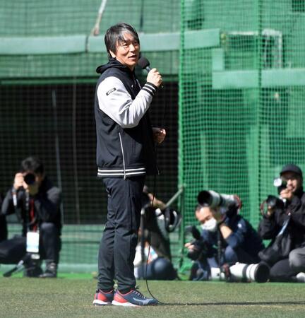 巨人臨時コーチ・松井秀喜氏「縁起担ぎ今年来ました」マイクパフォ　即席サイン会に募金活動、熱血指導で精力的バックアップ