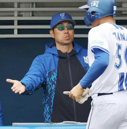 　５回、生還した田内（右）とベンチでタッチを交わす相川監督