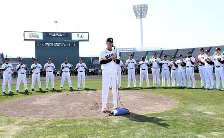 宮崎キャンプを打ち上げ手締めの音頭を取る大勢（撮影・佐藤厚）