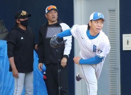 新庄監督（左）、山本昌臨時コーチが見る前で投球する宮西（撮影・西岡正）