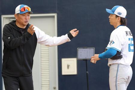 山本昌臨時コーチ（左）から指導を受ける宮西護（撮影・西岡正）