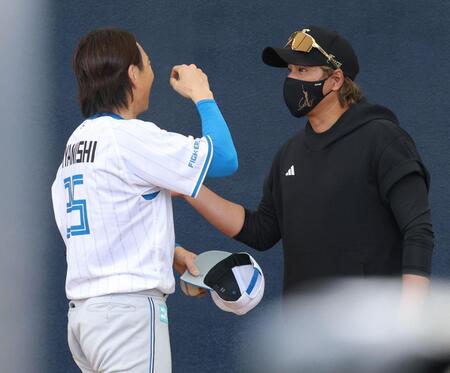 新庄監督（右）と話す宮西（撮影・西岡正）