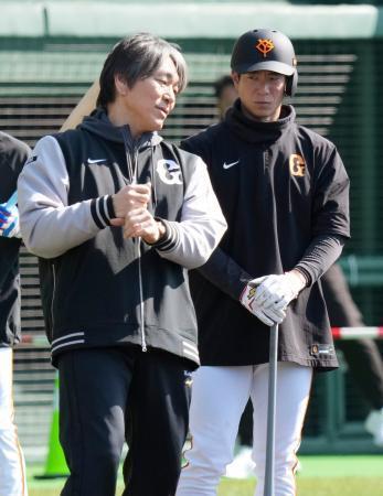 　松井秀喜臨時コーチ（左）から指導を受ける巨人・松本＝宮崎