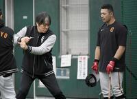 　藤井（右）を熱血指導する松井秀喜臨時コーチ（撮影・佐藤厚）