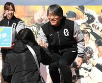 　募金活動をする松井秀喜臨時コーチ（撮影・佐藤厚）