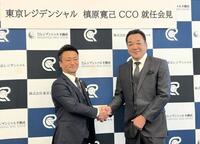 東京レジデンシャルの記者会見を開いた代表取締役の内田氏と槙原寛己（右）