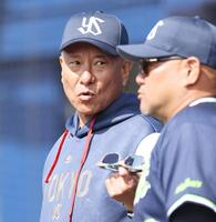 ３回表、石井が松木平から死球を受け、厳しい表情を見せる池山監督（左）