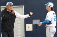 山本昌臨時コーチ（左）から指導を受ける宮西護（撮影・西岡正）