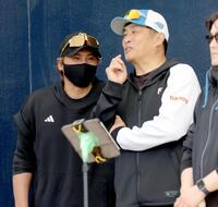 ブルペンで山本昌臨時コーチと話す新庄監督（撮影・西岡正）