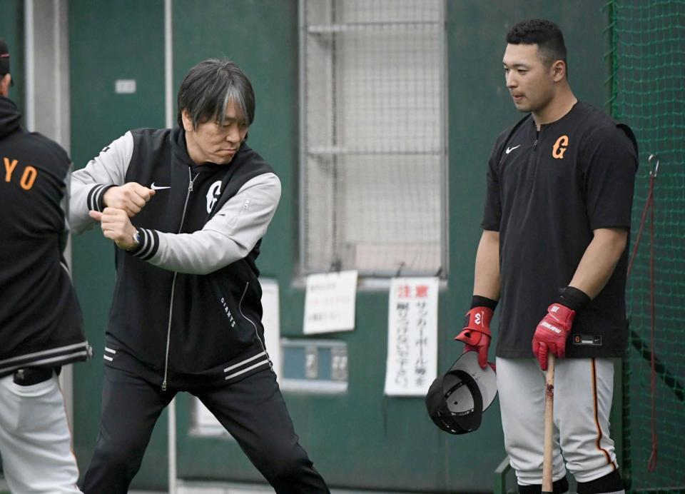 　藤井（右）を熱血指導する松井秀喜臨時コーチ（撮影・佐藤厚）