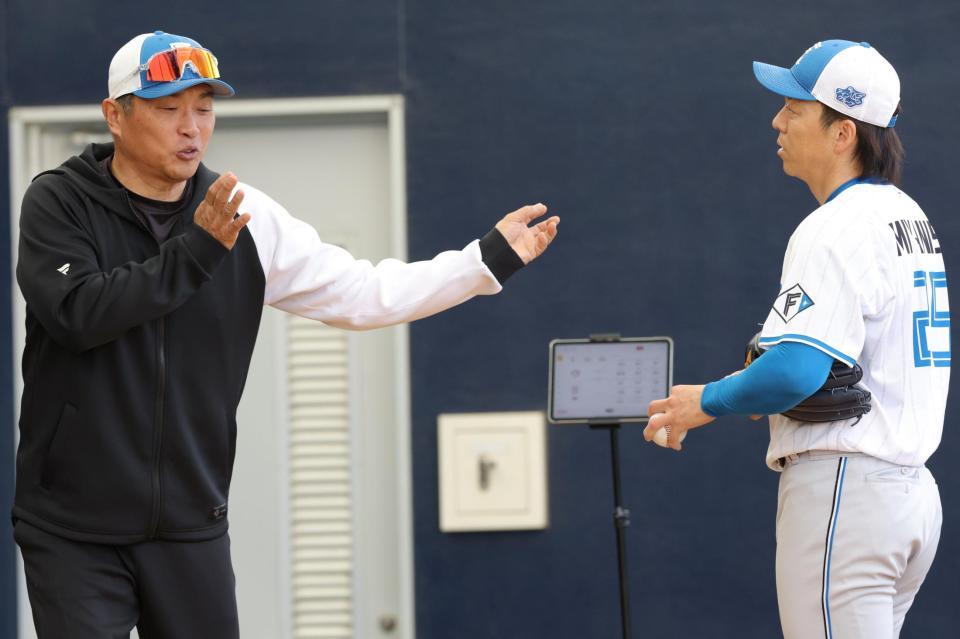 山本昌臨時コーチ（左）から指導を受ける宮西護（撮影・西岡正）