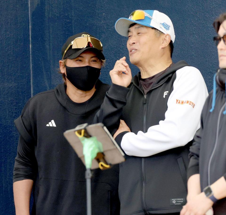 ブルペンで山本昌臨時コーチと話す新庄監督（撮影・西岡正）