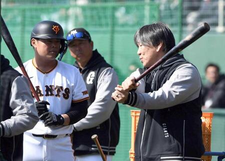 　バットを持ち山瀬（左）を指導する松井臨時コーチ（撮影・佐藤厚）