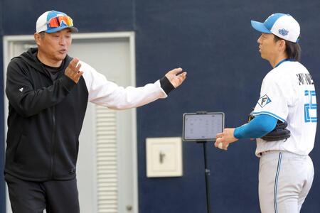 　山本昌臨時コーチ（左）から指導を受ける宮西（撮影・西岡正）