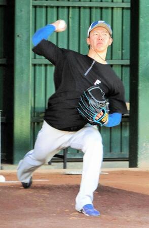 ブルペンで投球練習をする大川