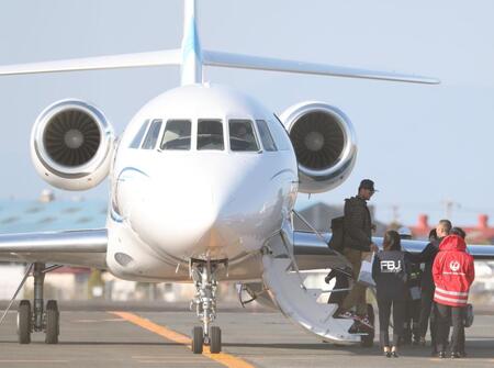 　チャーター機で宮崎入りするダルビッシュ有（撮影・金田祐二）