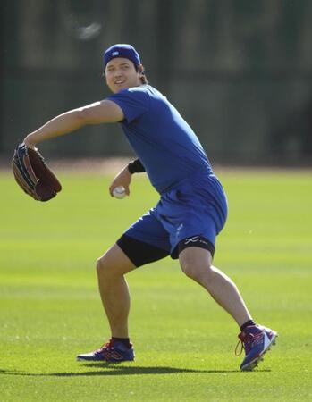 　キャッチボールするドジャース・大谷＝グレンデール（共同）