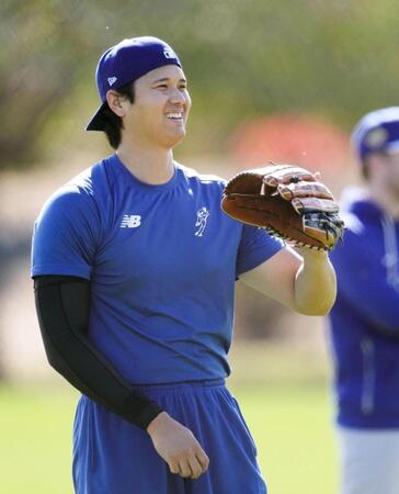 　キャッチボールする米大リーグ、ドジャースの大谷翔平＝12日