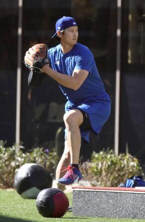 　壁当てをする大谷（共同）