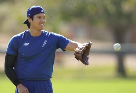 　キャッチボールする大谷（共同）