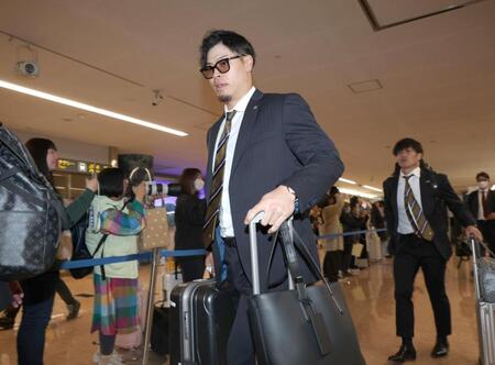 宮崎入りする佐藤輝（撮影・金田祐二）