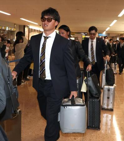 宮崎入りする森下（撮影・金田祐二）