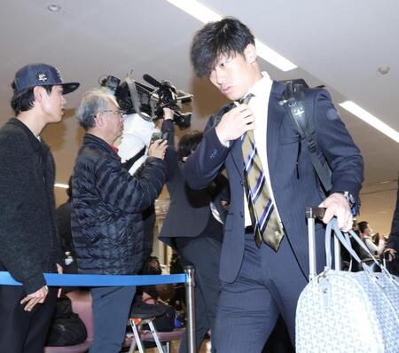 宮崎入りした坂本（撮影・伊藤笙子）