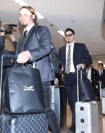 宮崎入りした佐藤輝（右）と伊藤（撮影・伊藤笙子）