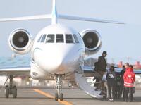 　チャーター機で宮崎入りするダルビッシュ有（撮影・金田祐二）