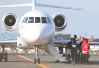 　チャーター機で宮崎入りするダルビッシュ有（撮影・金田祐二）