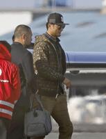 　宮崎空港に到着した米大リーグ、パドレスのダルビッシュ。ＷＢＣに向けた日本代表の強化合宿でアドバイザーを務める＝13日