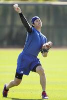 　キャッチボールする米大リーグ、ドジャースの大谷＝12日