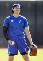 　練習中に笑顔を見せる大谷