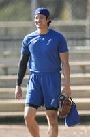 　笑顔でグラウンドに入る大谷