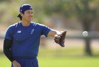 　キャッチボールする大谷（共同）