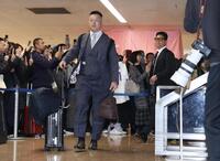 宮崎入りした牧（左）と中村（撮影・伊藤笙子）