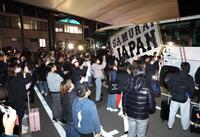 侍ジャパンのバスに声援を送るファン（撮影・金田祐二）