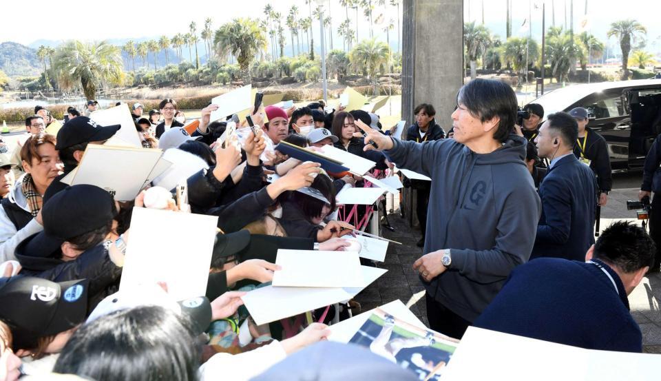 　大勢のファンにサインする松井秀喜臨時コーチ（撮影・佐藤厚）